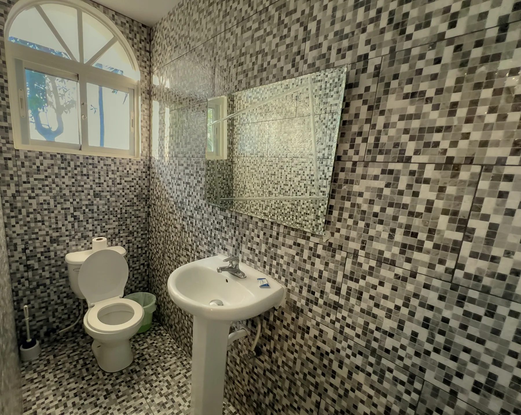 Baño con azulejos de mosaico