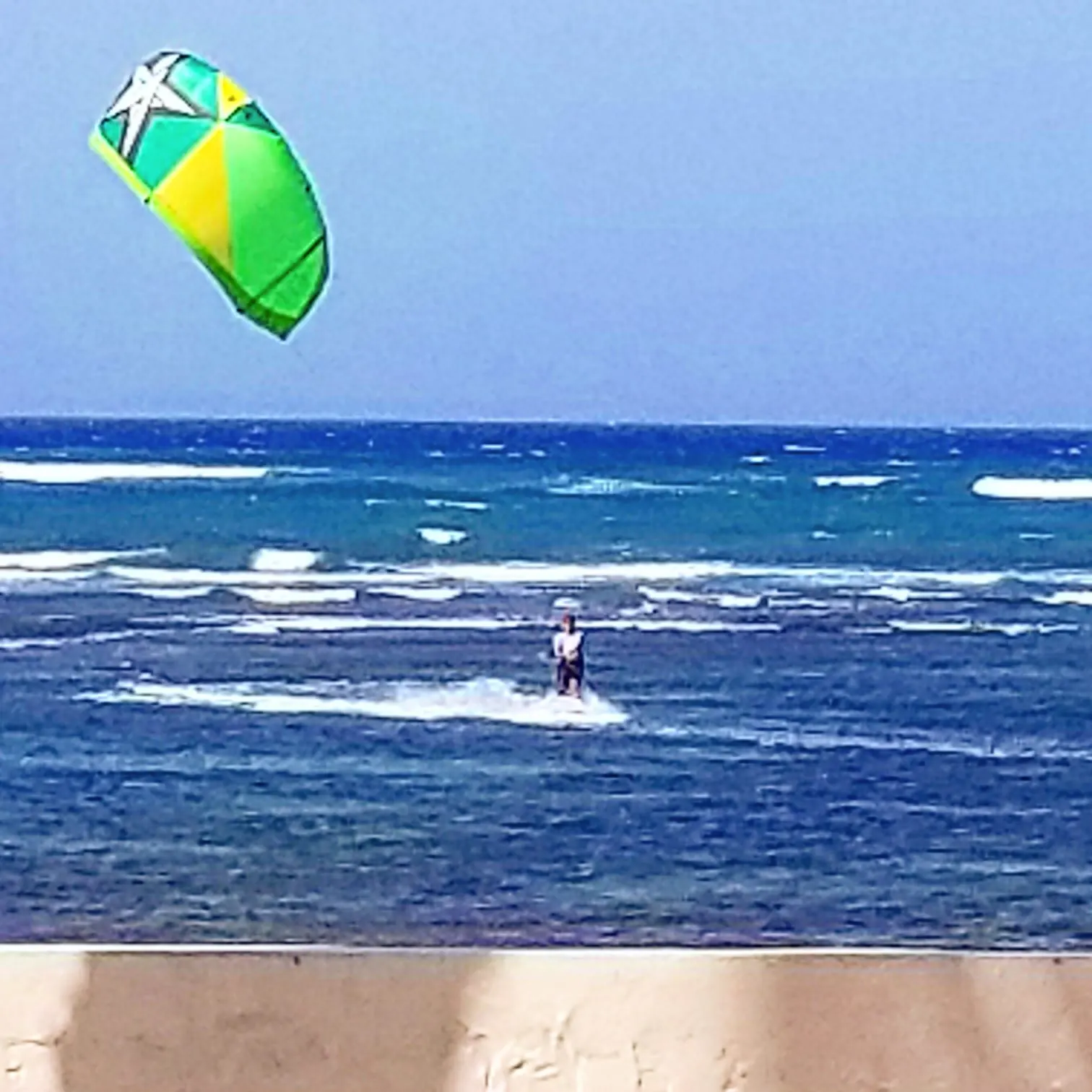 Kitesurfista frente a la playa