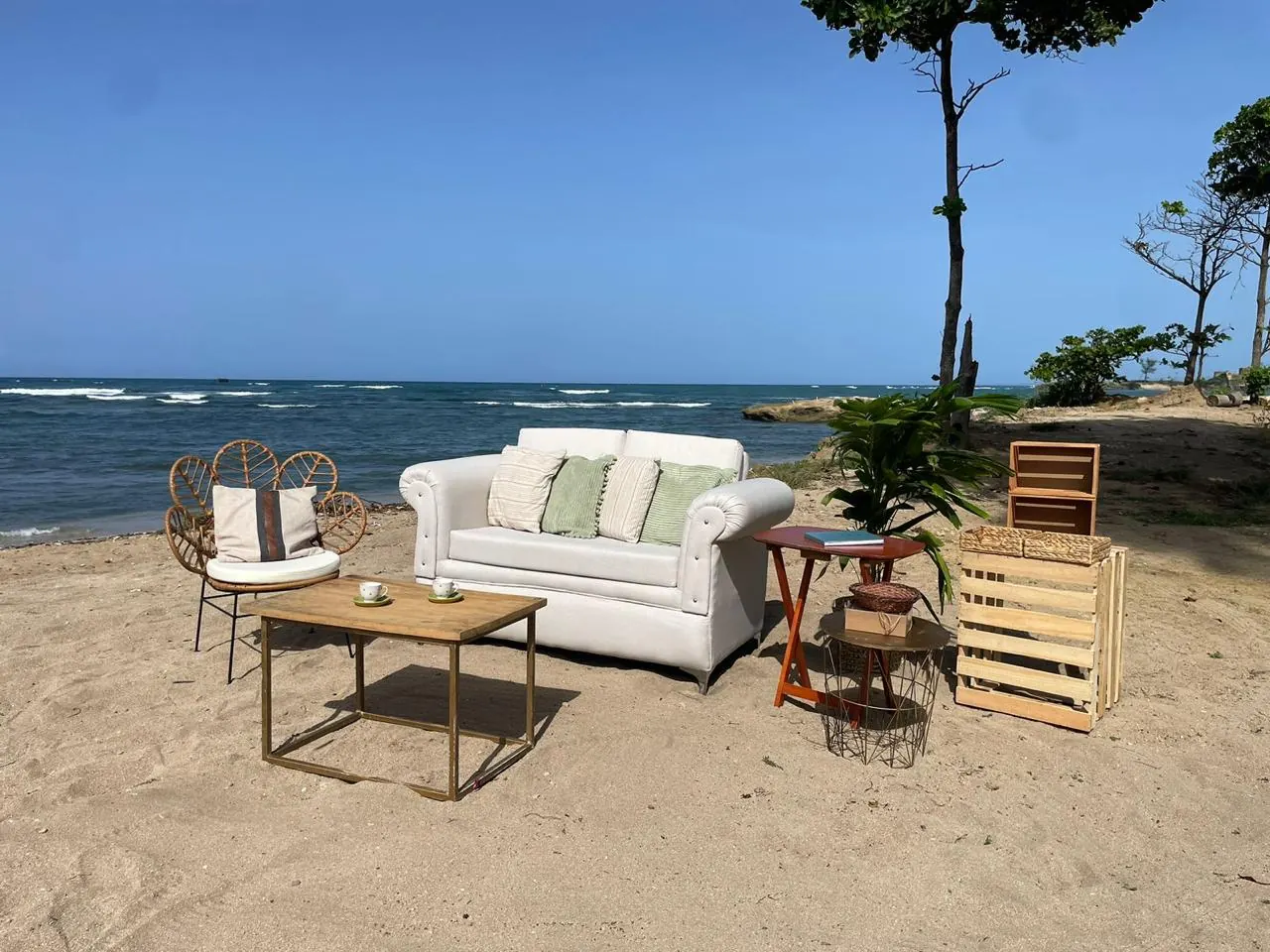 Muebles lounge en la playa frente a la villa