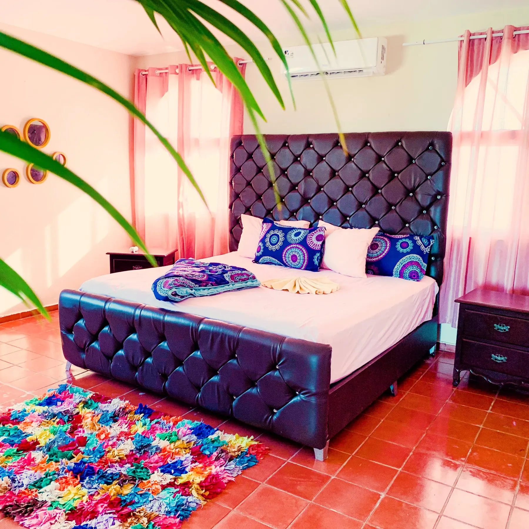 Dormitorio con cabecero violeta