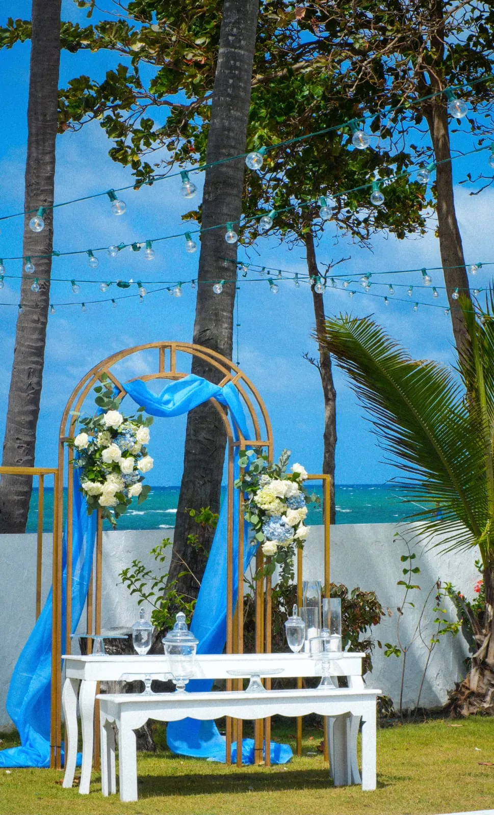 Arco decorado en el jardín