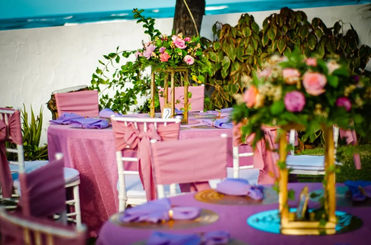 Mesa de celebración en rosa