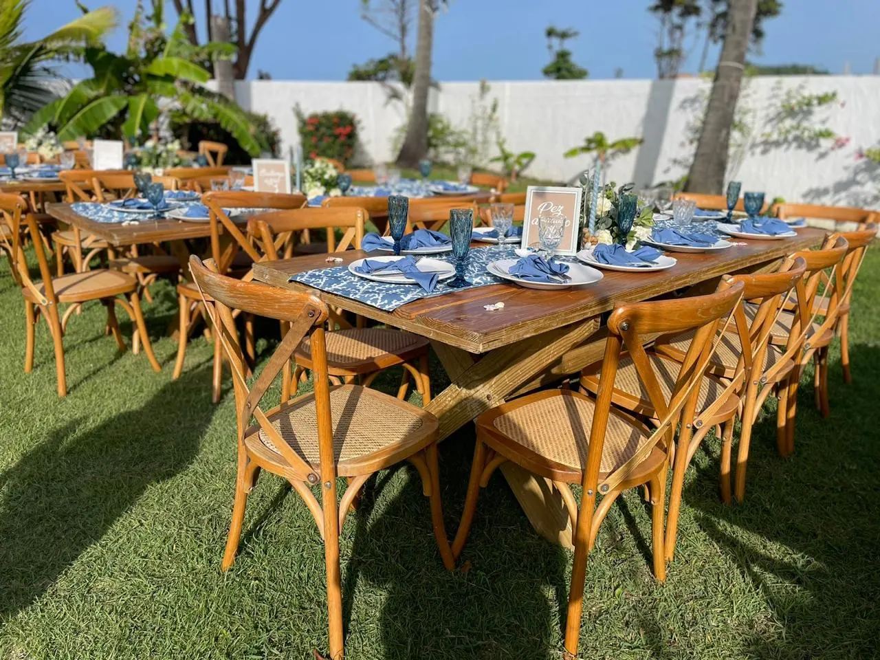 Mesas de cena en el jardín