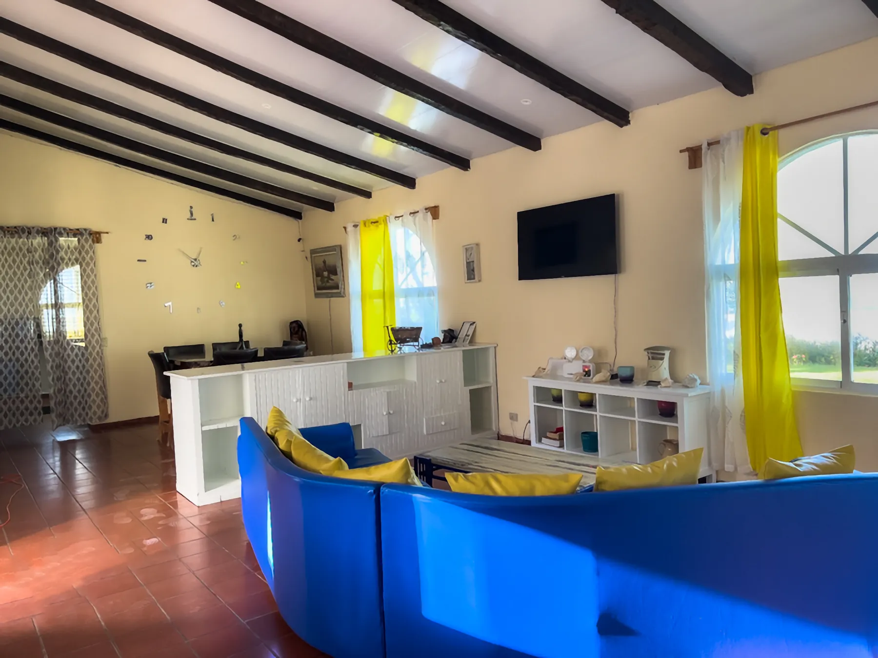 Sala con sofá azul y vigas de madera