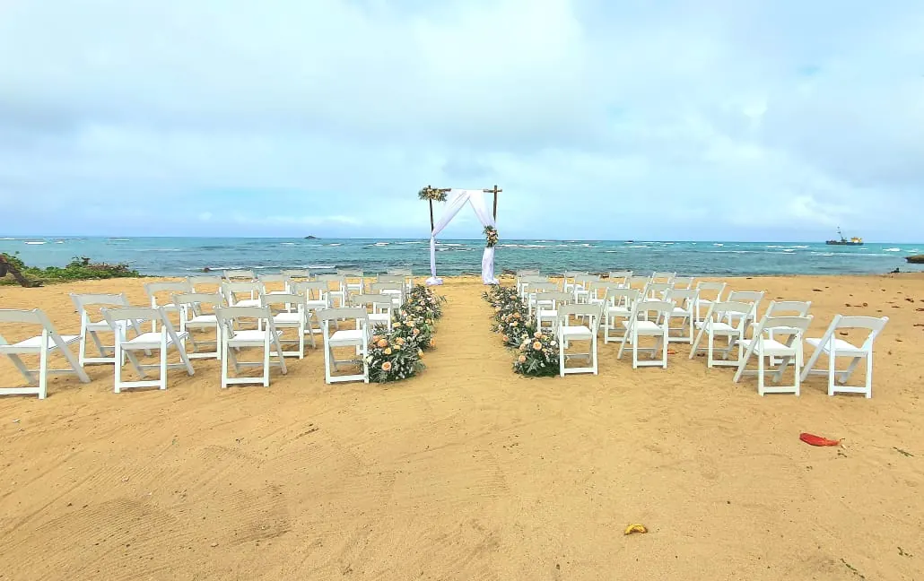 Sillas de boda en la playa