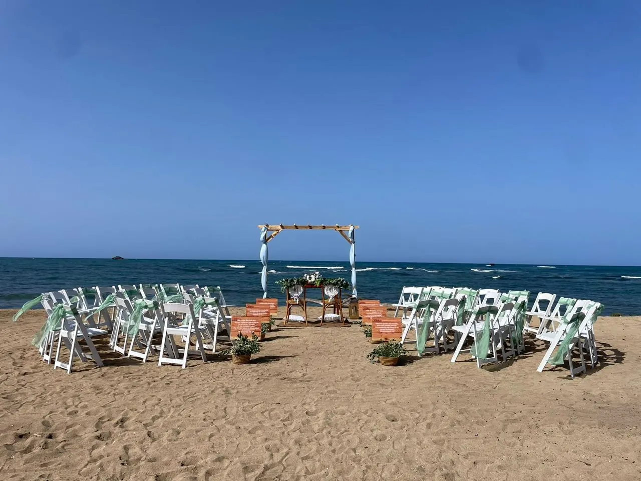 Montaje de ceremonia junto al mar