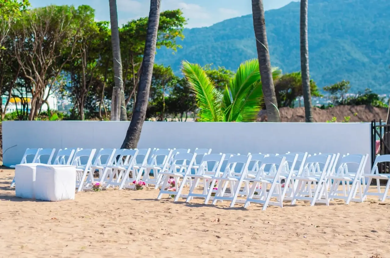 Sillas de boda con vista a la montaña